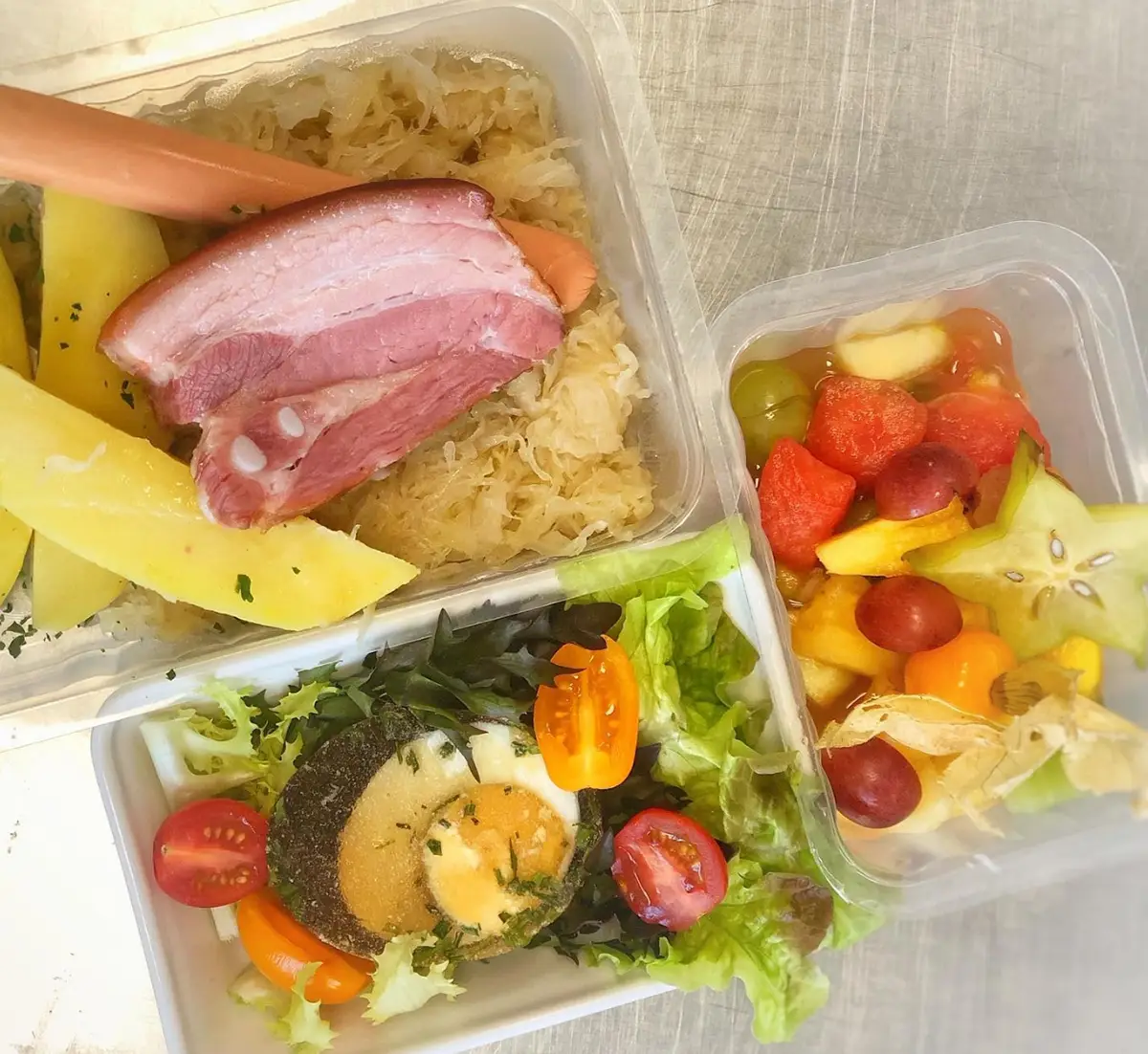 Photo d'un repas complet de qualité traiteur